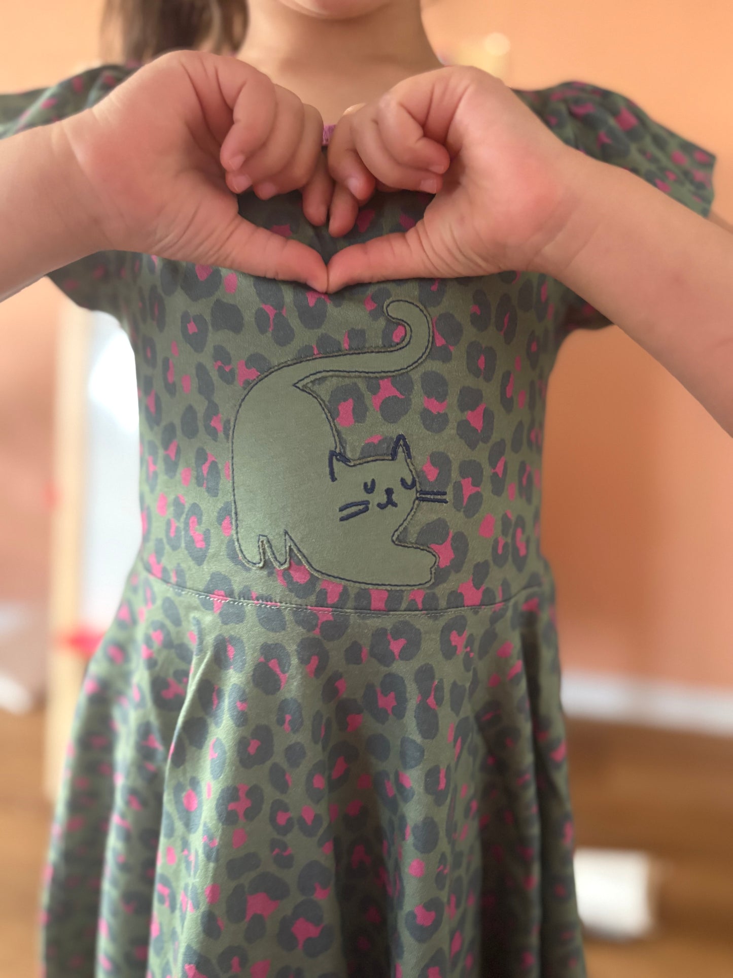 Kleid mit Katzenapplikation in green-mallow