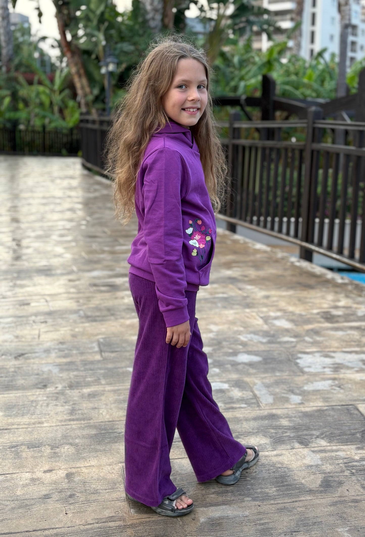 Velvet rib trousers in dark grape