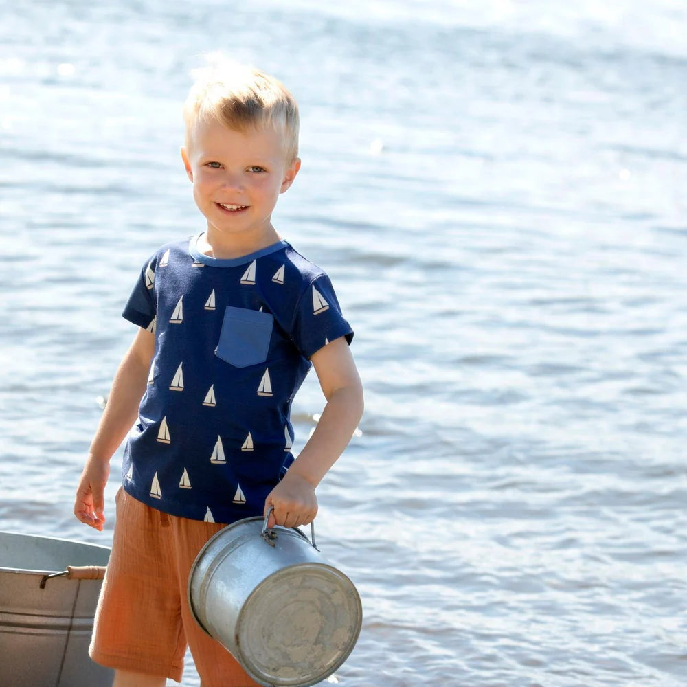 T-Shirt with sailboat print in navy and white