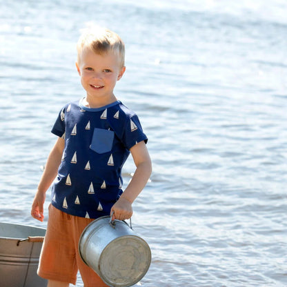 T-Shirt with sailboat print in navy and white